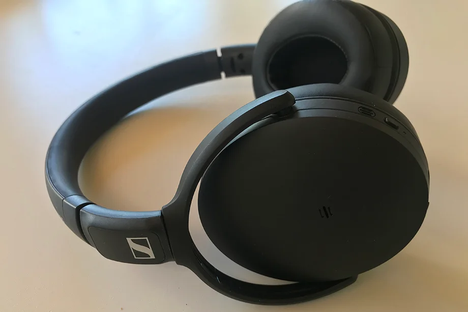 Sennheiser-HD-350BT-the clutter